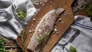 El pescado blanco es ligero y rico en triptófano.