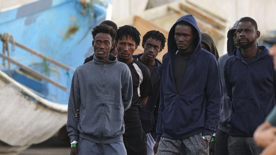 Salvamento Marítimo desembarcó ayer en Arinaga a un grupo de migrantes rescatados a 241 kilómetros al sur de Gran Canaria. | | ÁNGEL MEDINA (EFE)