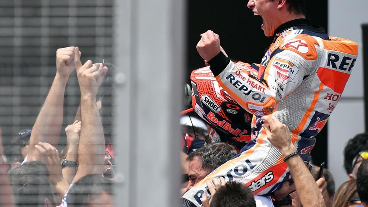 Márquez celebra su triunfo con su equipo en el parque cerrado