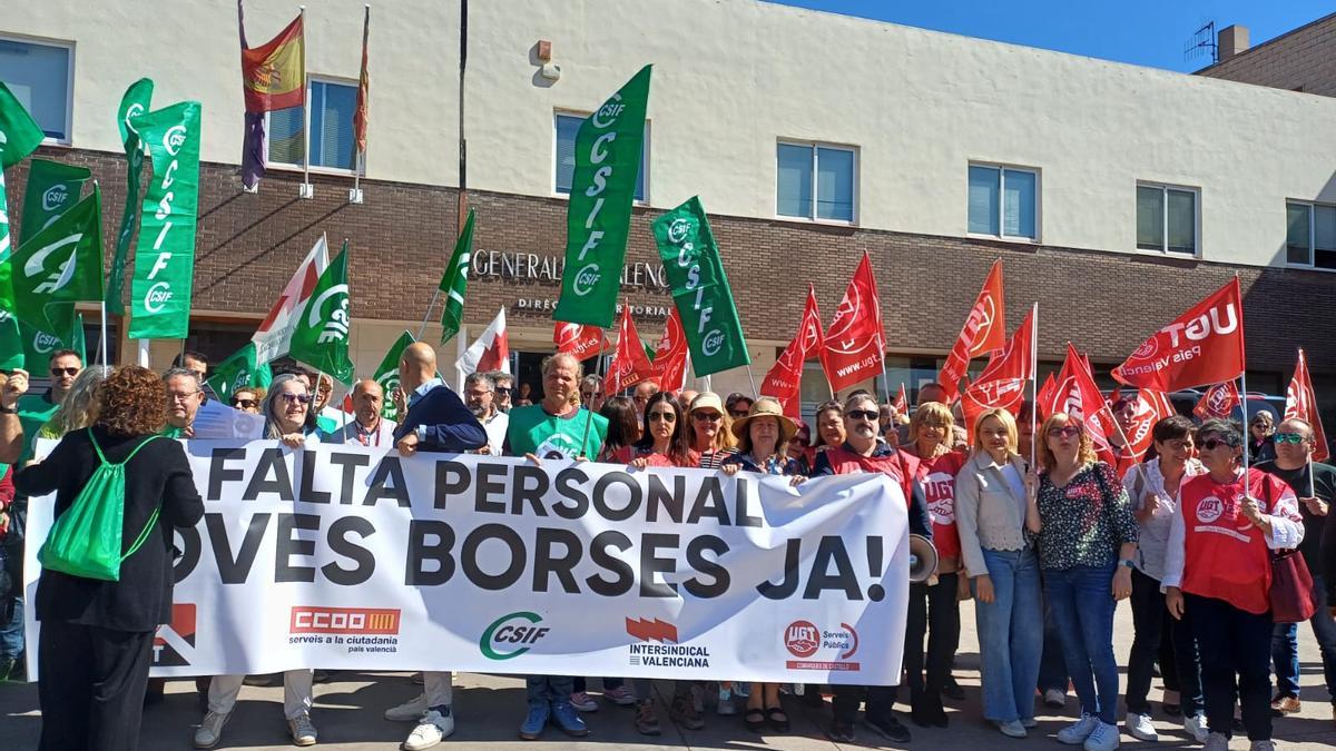 Vídeo: Concentración contra la falta de personal en servicios sociales