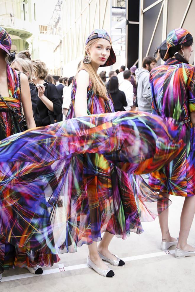 El vuelo de una falda multicolor en el 'backstage' del desfile de Chanel SS17