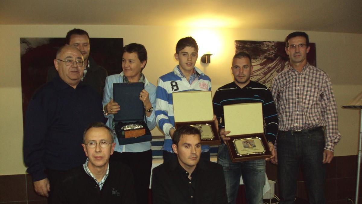 Eduardo Herrero, primero por la izquierda, en homenaje a Ana Rodriguez (2010), en Cangas de Onís.