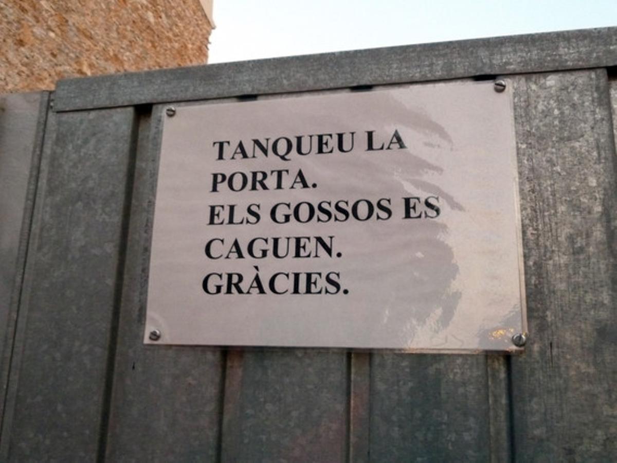 El cartell funciona: Begur està net. Vaig veure aquest cartell (Tanqueu la porta. Els gossos es caguen. Gràcies) a Begur i no vaig poder resistir la temptació de fotografiar-lo, dimecres passat. Estava en una porta metàl·lica que tanca un terreny cèntric --on, segons sembla, hi ha gossos--, a prop de l’església i davant d’un hotel. Sembla que els amos del solar fan cas de la recomanació, ja que tots els carrers del poble estan molt nets i arreglats; per descomptat, no hi vaig veure cap excrement de gos.