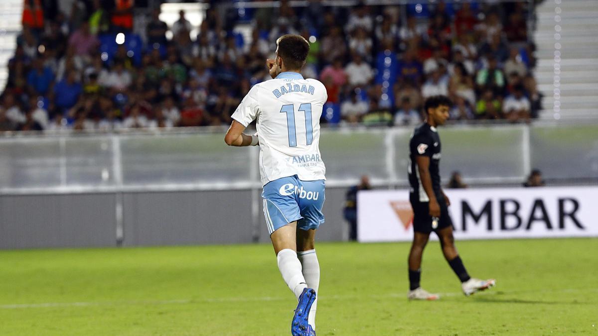 Bazdar celebra un gol la pasada temporada con el Zaragoza ante el Andorra.