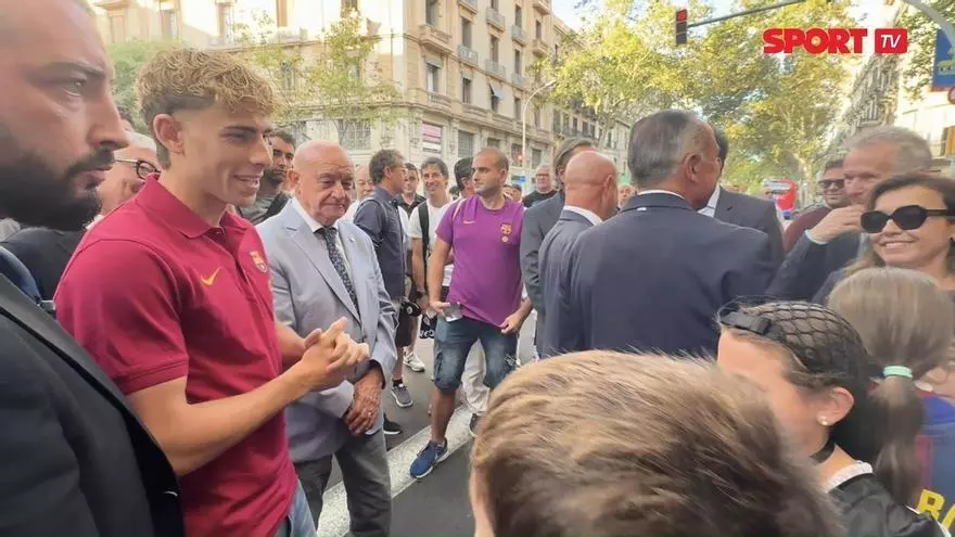 Expectación en las calles en la Diada para saludar a Fermín López, el onubense del Barça que habla catalán.