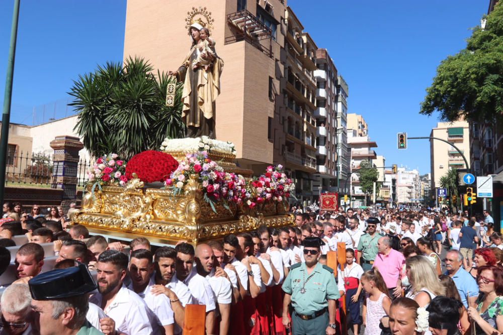 La procesión de la Virgen del Carmen por las calles de El Palo.