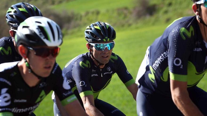 Valverde (c) en la primera etapa de la Volta.