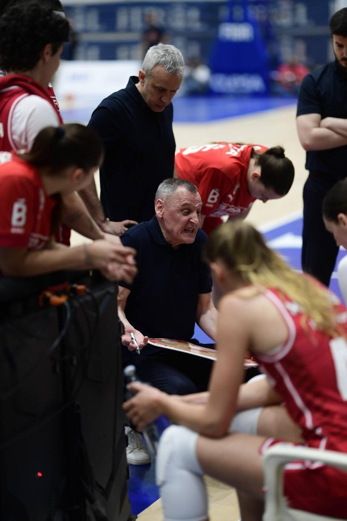 Íñiguez dona indicacions a l’equip davant el Baxi Ferrol.