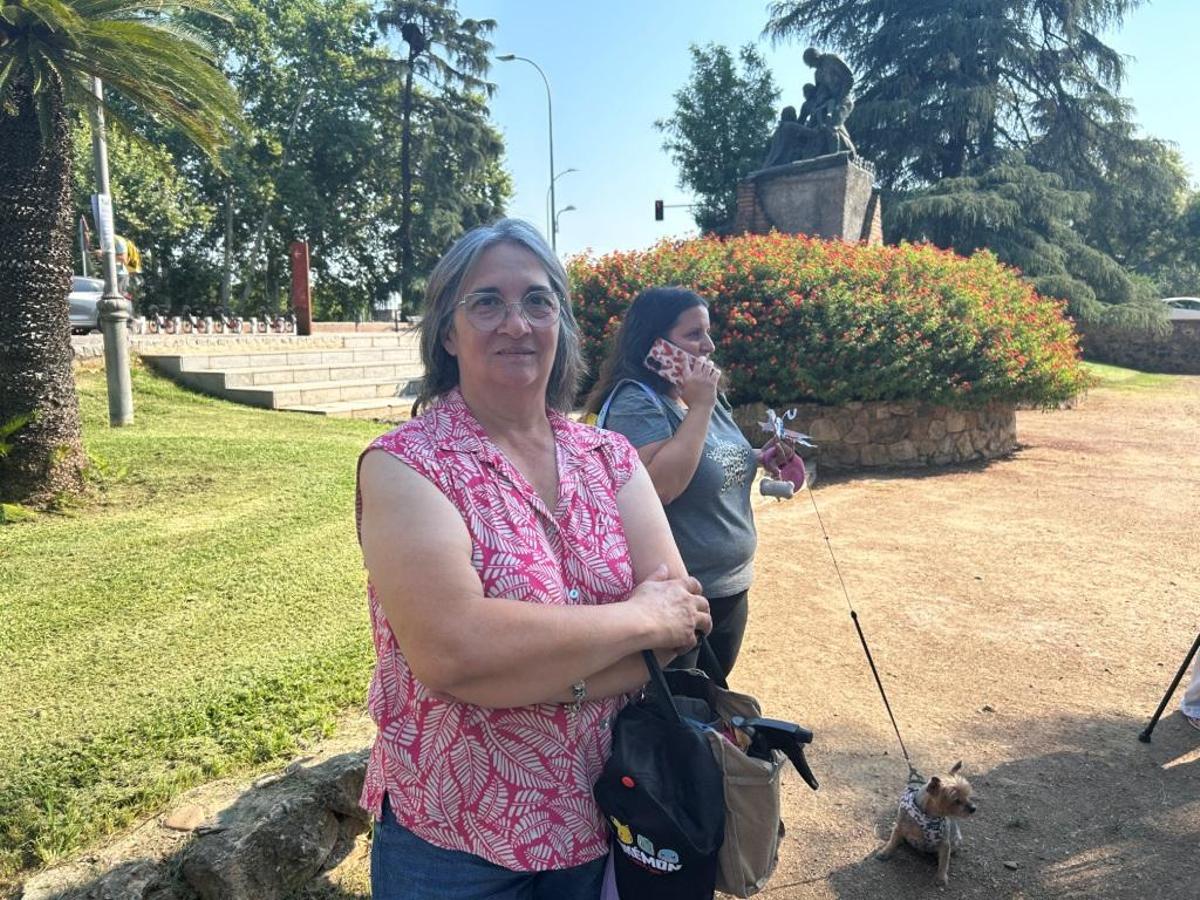 Elisa esperaba fuera a su nieto Alex.