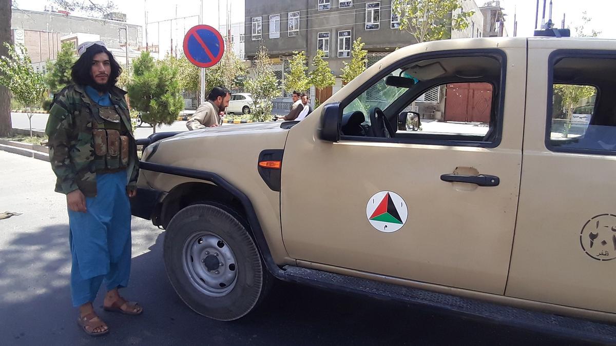 Un militante talibán posa junto a un vehículo de las fuerzas armadas afganas tras la toma de la ciudad de Herat.