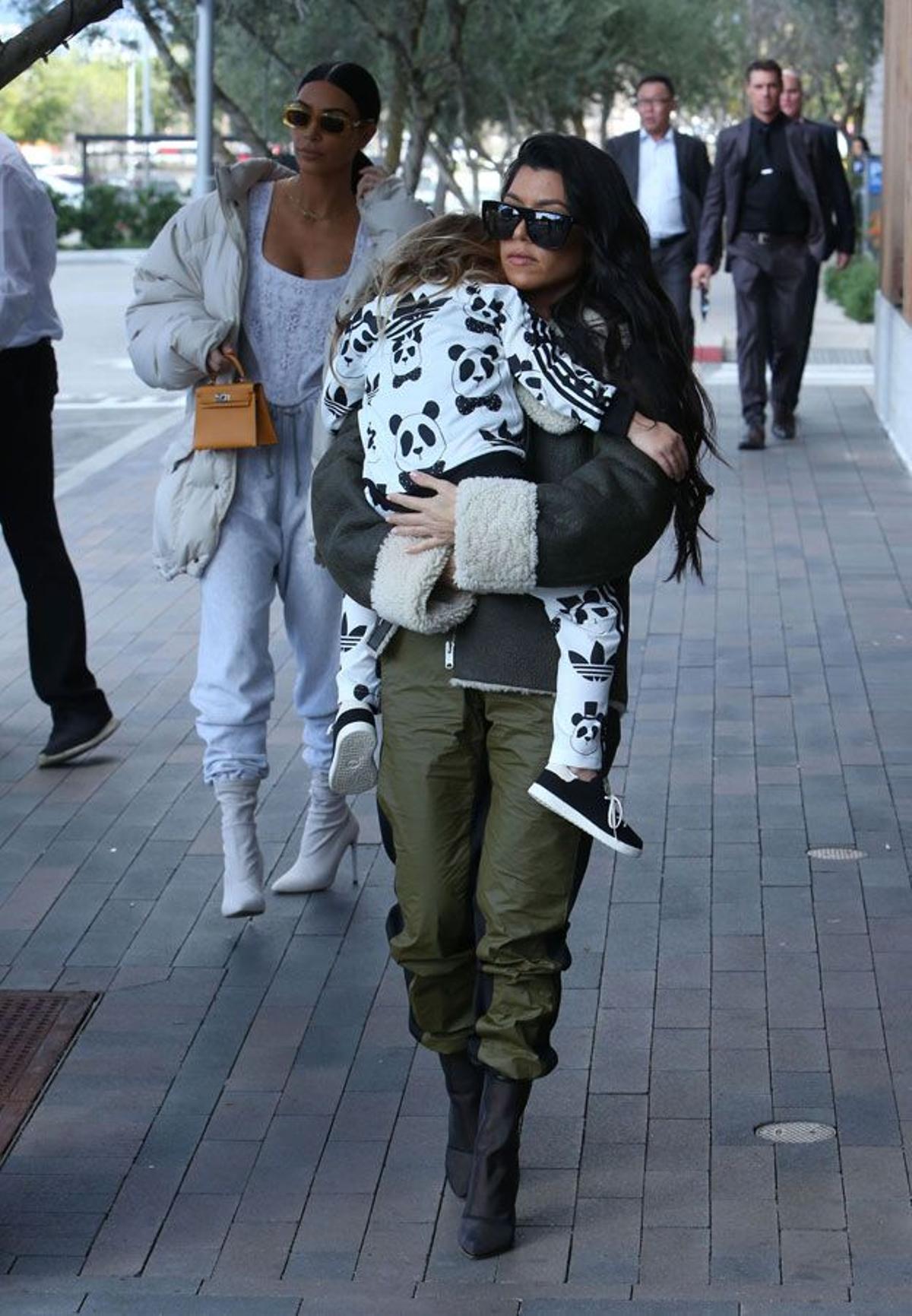 Kim y Kourtney Kardashian con chándal y botines