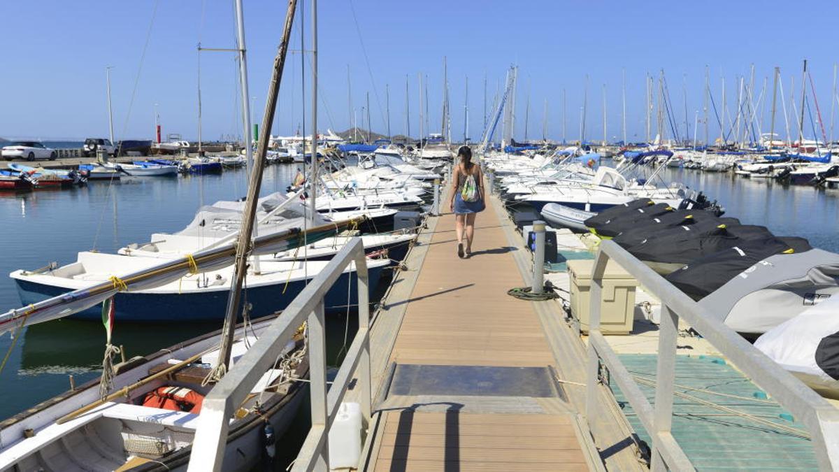 Instalaciones del puerto de Los Nietos.