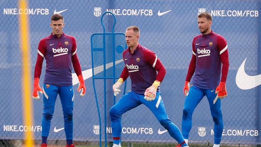 Neto, a la derecha, durante un entrenamiento del Barça. // EFE