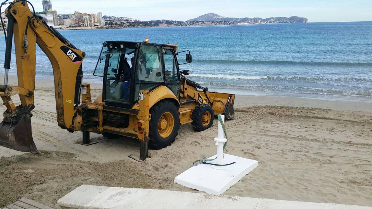 QUEJAS EN LA PLAYA DE CALP | Los lavapiés en la Fossa siguen sin funcionar