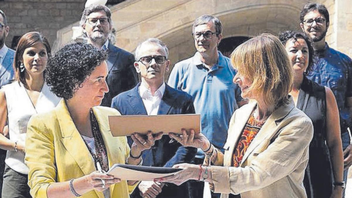 Marta Rovira i Lluïsa Moret firmen el pacte d’investidura. | MARC PUIG Marta Rovira i Lluïsa Moret firmen el pacte d’investidura. | MARC PUIG