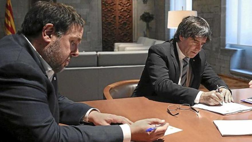 Junqueras i Puigdemont signen la notificació