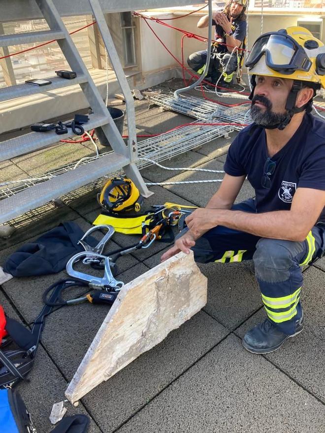Actuación de los bomberos en Alicante por desprendimientos en el edificio Prop