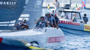 La tripulación del Luna Rossa Prada Pirelli espera que se levante viento, este viernes en la segunda jornada de las round robin de la Louis Vuitton Cup.