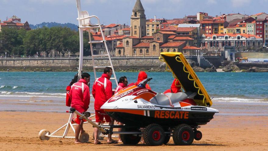 El inicio del servicio de Salvamento abre la temporada de playa en Gijón