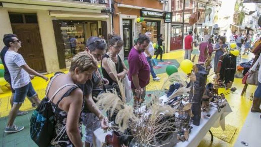 Una treintena de comercios salieron a la calle en la feria Botigues al carrer.