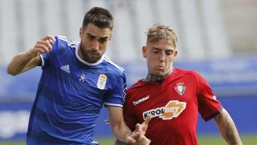 Johannesson pelea un balón con Brandon, de Osasuna