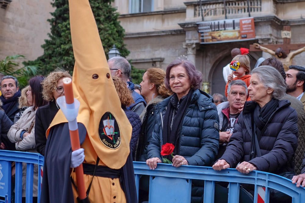 La procesión del Viernes Santo llena de solemnidad el centro de Palma