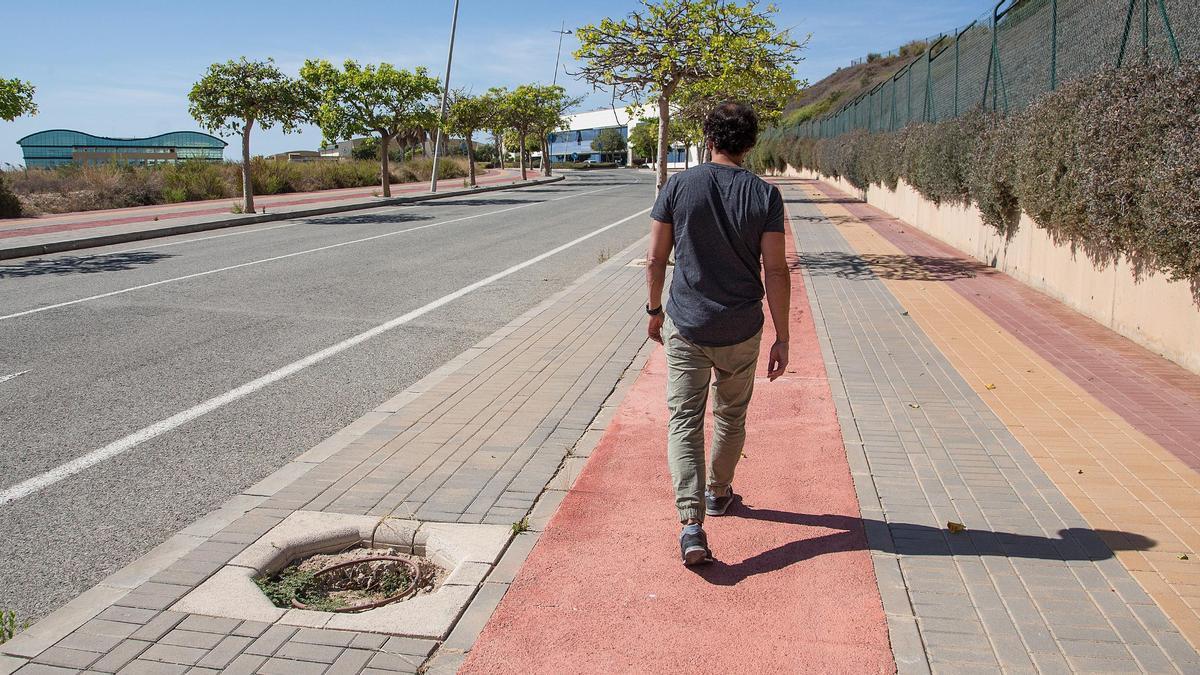 Espacios en la calzada donde hubo árboles, ahora vacíos, en los barrios de San Blas, en las proximidades de la Ciudad de la Luz y en los alrededores del Cementerio.