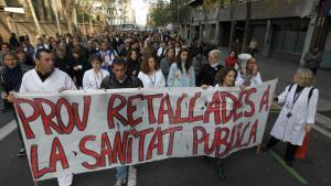 Imagen de archivo de una protesta contra los recortes en la sanidad pública, en Catalunya.