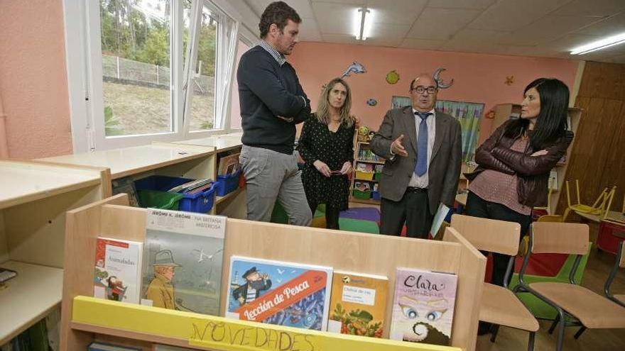 Un momento de la visita al colegio de Oca, donde se renovaron las ventanas. // Bernabé/Cris M.V.