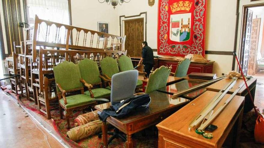 Los operarios desmontan las sillas y escaños del Salón de Plenos del Ayuntamiento de Zamora para su remozado.