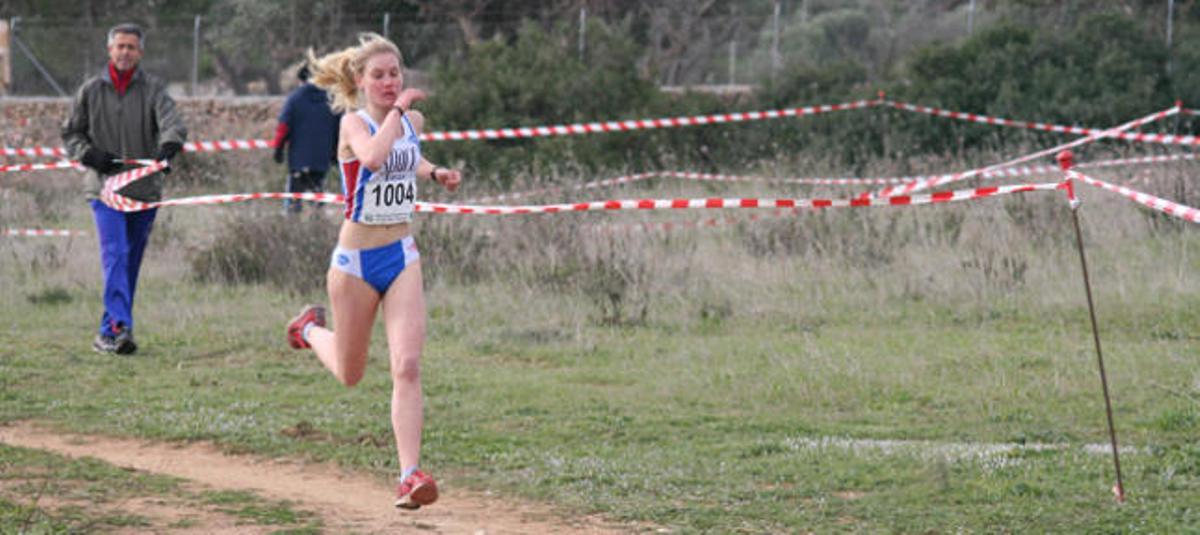 Alexia Hartmann lidera la carrera de la competición cadete femenina.