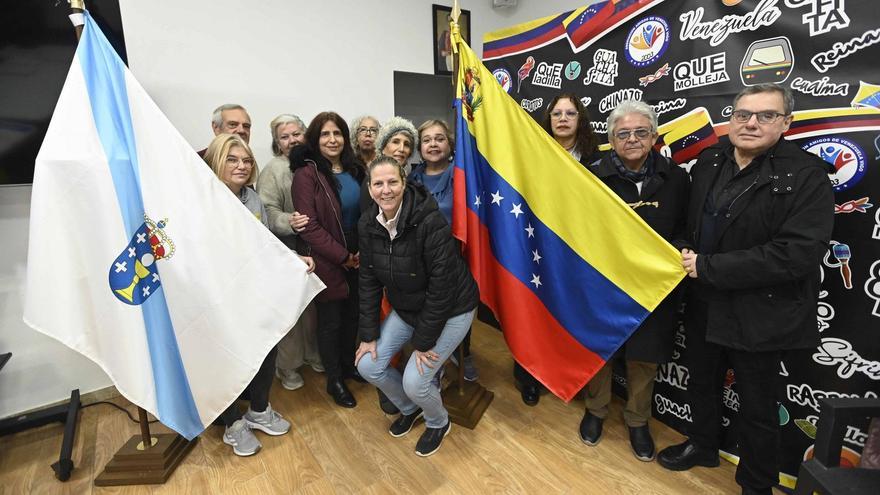 Un grupo de venezolanos, celebrando ayer en Vigo el anuncio del Gobierno