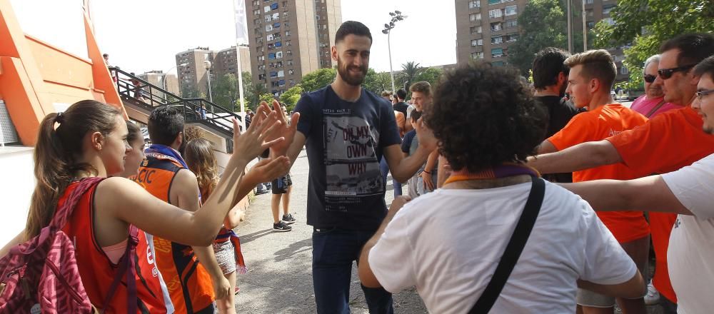 Recibimiento a los jugadores del Valencia Basket previo al duelo ante Baskonia