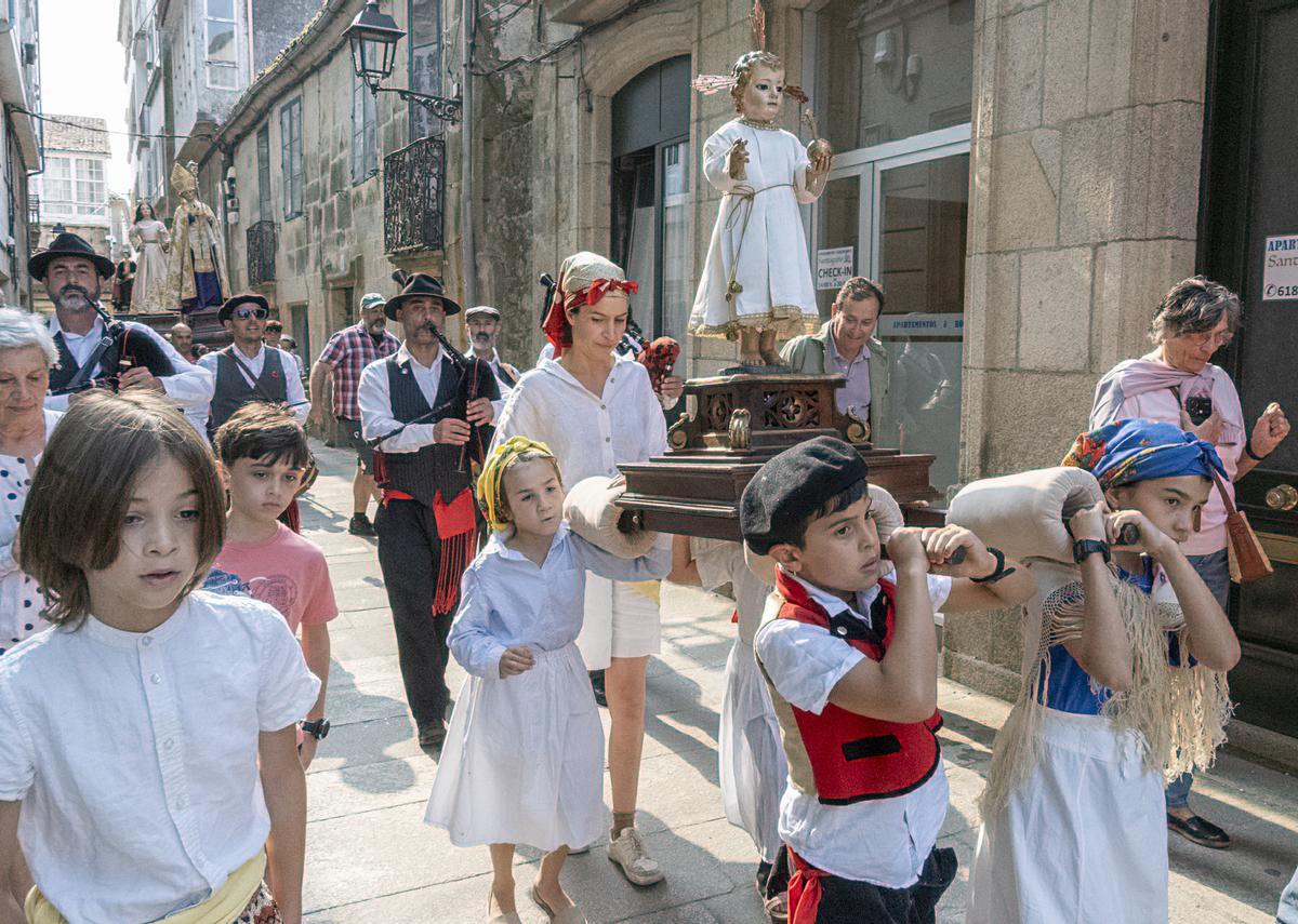 Un momento da procesión polas rúas de Padrón.