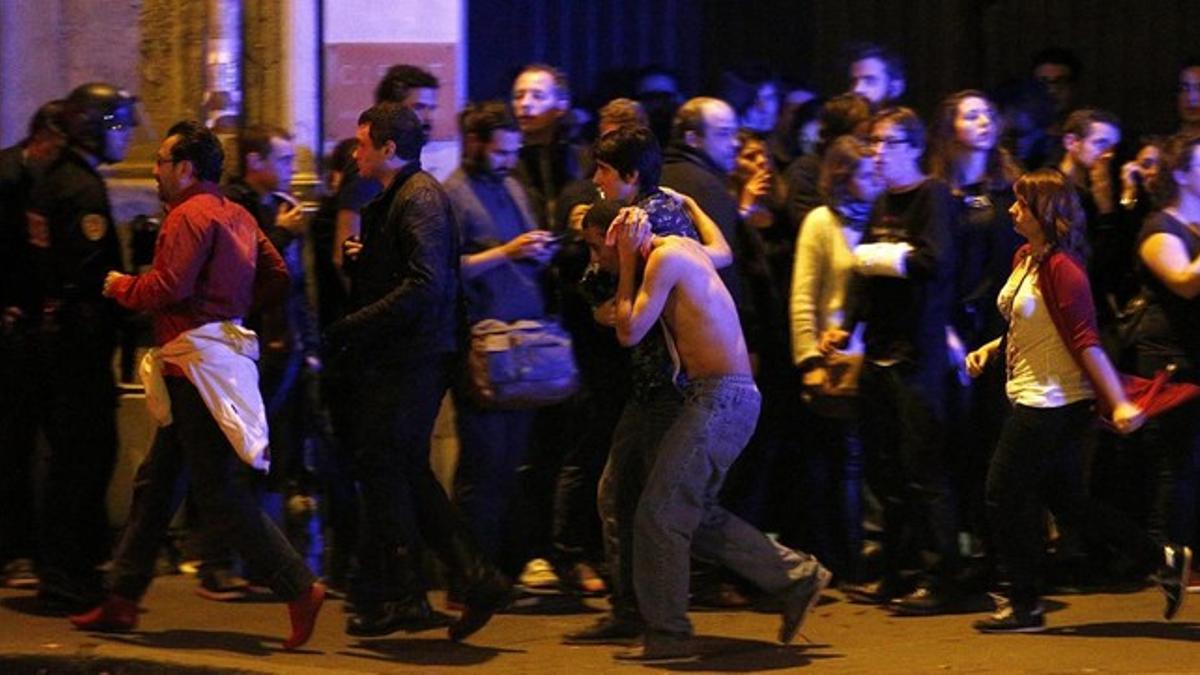 Heridos evacuados de la sala de fiestas Bataclan tras el tiroteo.