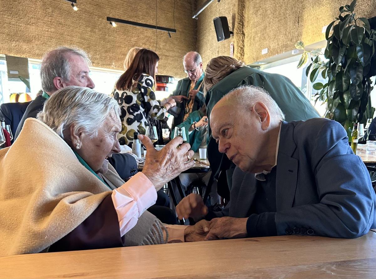 Jordi Pujol conversa con la empresaria Magda Mitjans