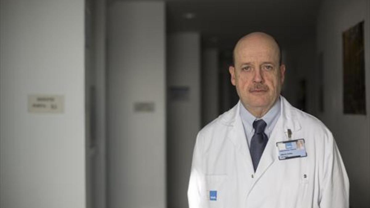 EN EL TRABAJO. El especialista en obesidad Albert Goday, en el Hospital del Mar de Barcelona.