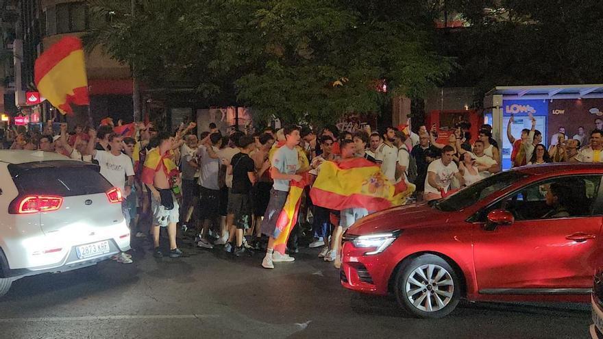 Cientos de alicantinos se echan a la calle tras el pase de España a la final del Mundial 2026