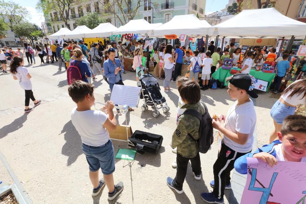 Doce centros educativos de Ibiza y Formentera mostraron ayer sus proyectos en una actividad impulsada por el IDI, en apoyo al emprendimiento juvenil