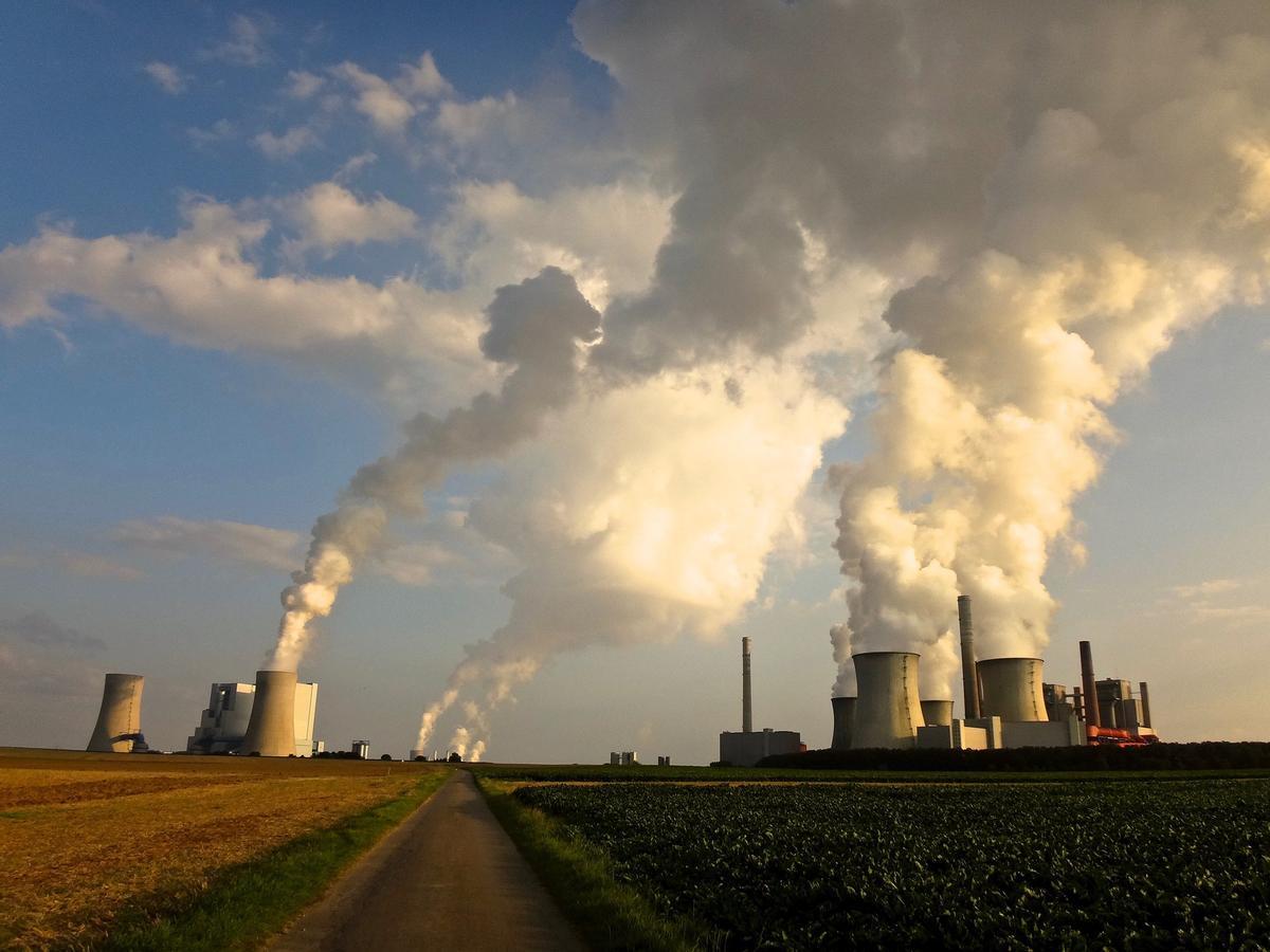 La emisión de gases de efecto invernadero es la causa principal del calentamiento global.
