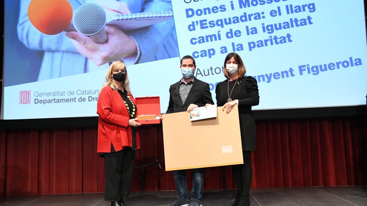 Roger Junyent en el moment de rebre el guardó del Premi Civisme