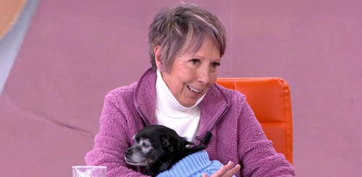 Consuelo con su perra "Mulán"