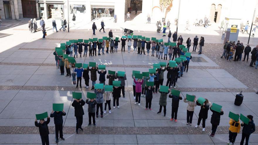 Lazo verde y testimonios en el acto de la AECC