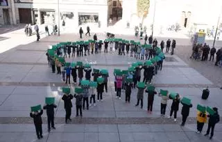 Lazo verde y testimonios en el acto de la AECC