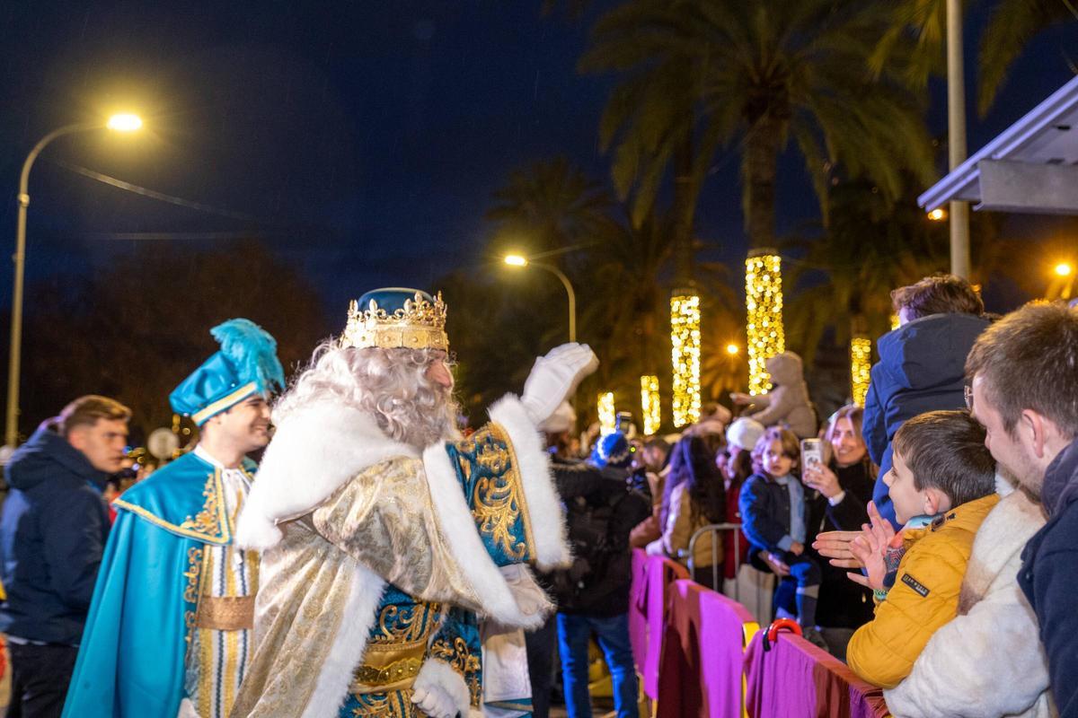 FOTOS | La ilusión echa a andar en Palma con la llegada de los Reyes Magos