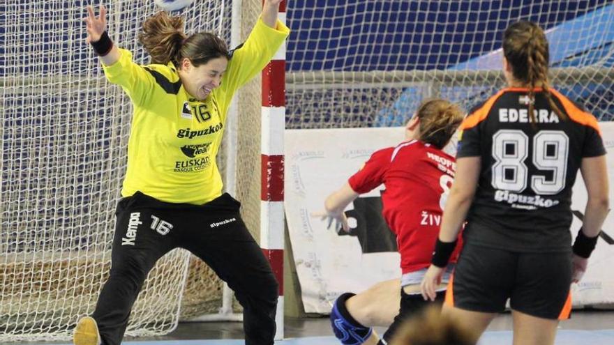 Ana Temprano trata de parar un balón en el Bera-Podravka de la Liga de Campeones.