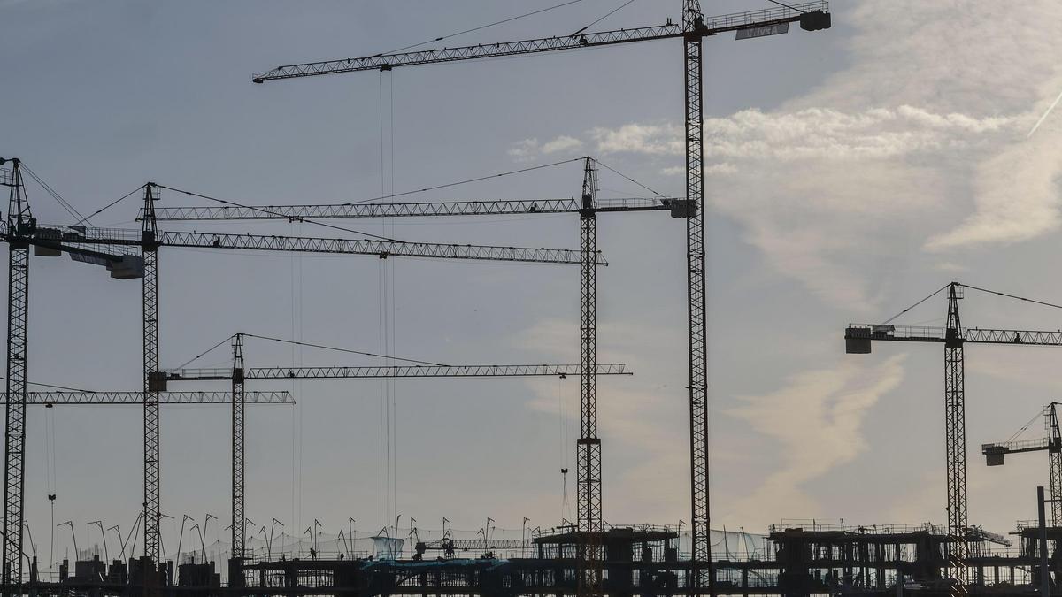 Grúas en obras de construcción de vivienda.