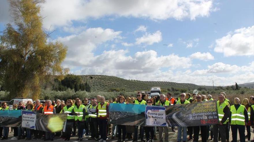 Cortan la N-432 durante media hora para exigir su conversión en autovía