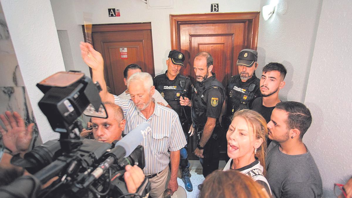 Los vecinos organizaron una cacerolada en Badajoz para expulsar a los okupas de su edificio, la semana pasada.