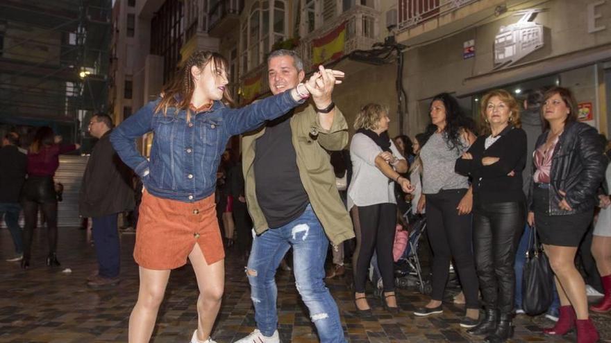 Bailando en la calle por los más necesitados